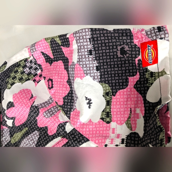 Dickies Peek-A-Blooms Women's Scrub Top - Picture 4 of 8